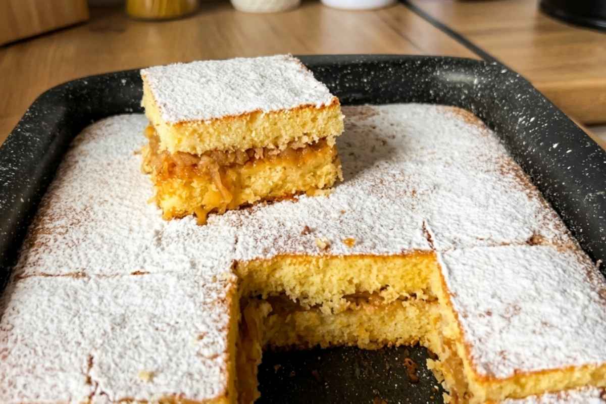 prikaz isečenog komada lenje pite sa jabukama